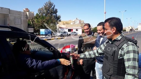 بالصور.. أهالى الغردقة  يقدمون «الشيكولاته والورود» للشرطة بالصور.. أهالى الغردقة  يقدمون «الشيكولاته والورود» للشرطة