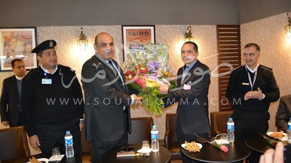 بالصور.. إدارة مطار الغردقه توزع «الورود» على رجال الشرطة بالصور.. إدارة مطار الغردقه توزع «الورود» على رجال الشرطة