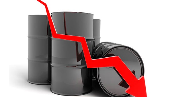 أسعار النفط تعود للخسائر بـ3% مع تنامي تخمة المعروض