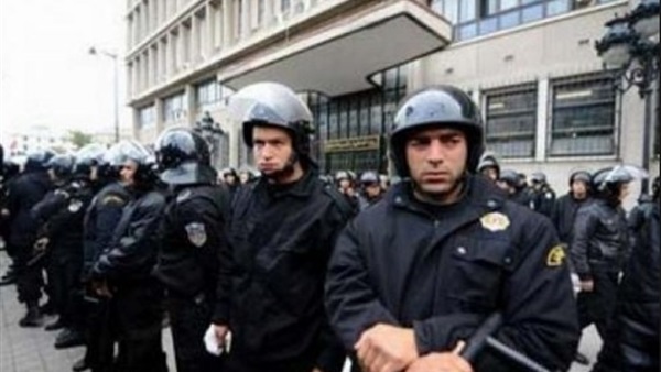 الشرطة التونسية تتظاهر أمام القصر الرئاسي لزيادة الأجور الشرطة التونسية تتظاهر أمام القصر الرئاسي لزيادة الأجور