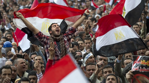 دول عربية «ضمدت» جروح مصر بعد 25 يناير.. السعودية دعمت الاحتياط النقدي وسدت العجز في المواد البترولية.. الكويت أنعشت خزينة الاستثمارات وعوضت هروب رؤوس الأموال.. وقطر ربطت المساعدات ببقاء الإخوان دول عربية «ضمدت» جروح مصر بعد 25 يناير.. السعودية دعمت الاحتياط النقدي وسدت العجز في المواد البترولية.. الكويت أنعشت خزينة الاستثمارات وعوضت هروب رؤوس الأموال.. وقطر ربطت المساعدات ببقاء الإخوان
