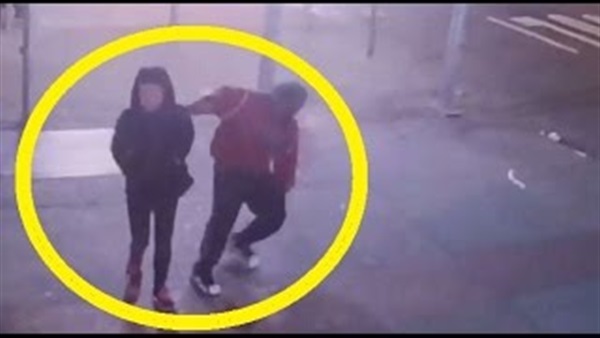 بالفيديو.. رجل يشوه وجه امرأة بمدينة نيويورك بالفيديو.. رجل يشوه وجه امرأة بمدينة نيويورك