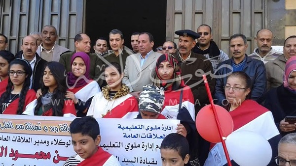  بالصور.. الإدارة التعليمية بالمنيا تهنئ رجال الشرطة بذكرى الثورة  
