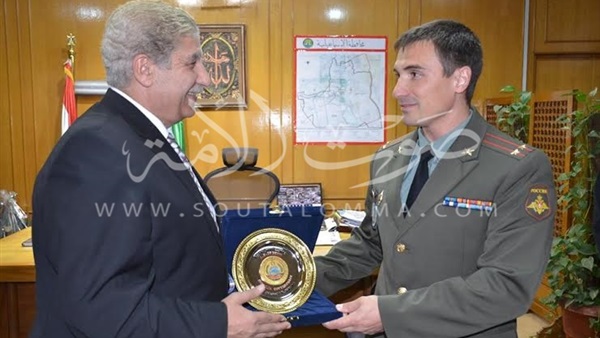 بالصور.. قائد بالقوات الدولية بالإسماعيلية يهنئ المحافظ بعيد الشرطة بالصور.. قائد بالقوات الدولية بالإسماعيلية يهنئ المحافظ بعيد الشرطة