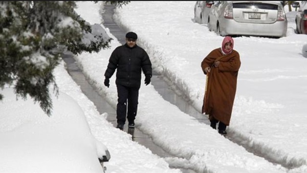 الثلوج بالأردن تعطل الحياة في مدن عدة