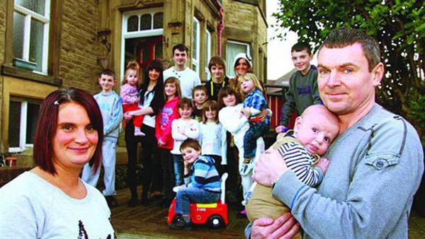 أكبر أسرة بريطانية ترحب بالعضو رقم 19