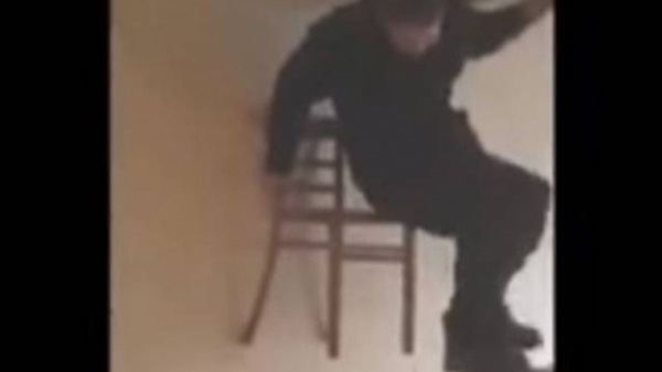 بالفيديو.. موقف محرج لرجل أثناء جلوسه على مقعد بالفيديو.. موقف محرج لرجل أثناء جلوسه على مقعد