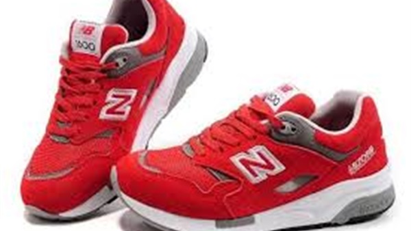 «الأحمر» يغزو عالم الأحذية الرياضية في 2016
