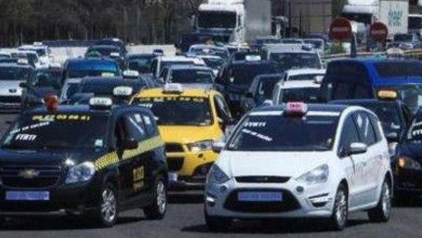 سائقو التاكسي في فرنسا يواصلون إضرابهم لليوم الثاني على التوالي سائقو التاكسي في فرنسا يواصلون إضرابهم لليوم الثاني على التوالي
