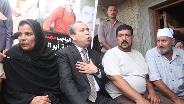 بالصور..محافظ دمياط يقدم واجب العزاء لأسرة شهيد فارسكور بالصور..محافظ دمياط يقدم واجب العزاء لأسرة شهيد فارسكور
