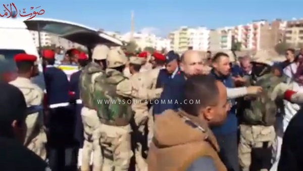 بالفيديو.. انهيار والد شهيد طائرة الإسماعيلية أثناء صلاة الجنازة بالغردقة بالفيديو.. انهيار والد شهيد طائرة الإسماعيلية أثناء صلاة الجنازة بالغردقة