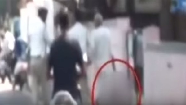 بالفيديو: هندي يتجول حاملاً رأس زوجته المقطوع بالفيديو: هندي يتجول حاملاً رأس زوجته المقطوع