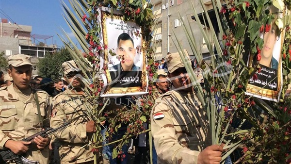 بالفيديو والصور.. بـ«الحنة» الأهالي يشيعون جثمان شهيد العريش