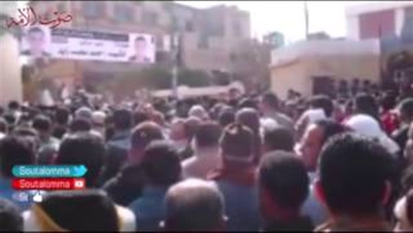 بالفيديو.. السيدات يهتفن ضد الإخوان في جنازة شهيد العريش