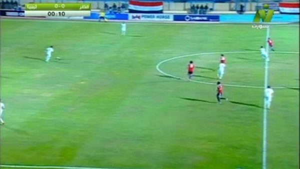 بالفيديووالصور.. رد فعل لاعبى مصر وليبيا بعد إلقاء «قنبلة الغاز» 