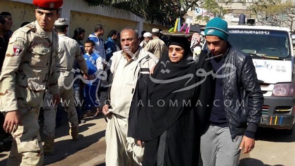 بالصور.. عمة شهيد الدقهلية تشيع جثمانه بالحنة والشموع بالصور.. عمة شهيد الدقهلية تشيع جثمانه بالحنة والشموع