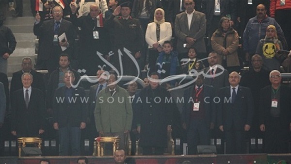 بالصور.. «طنطاوي» يؤازر منتخب مصر أمام أنجولا قبل نهائي اليد