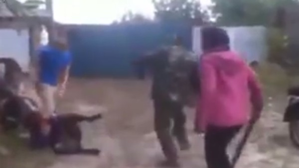 بالفيديو.. شاب يضرب 3 بلطجية على طريقة النينجا بالفيديو.. شاب يضرب 3 بلطجية على طريقة النينجا