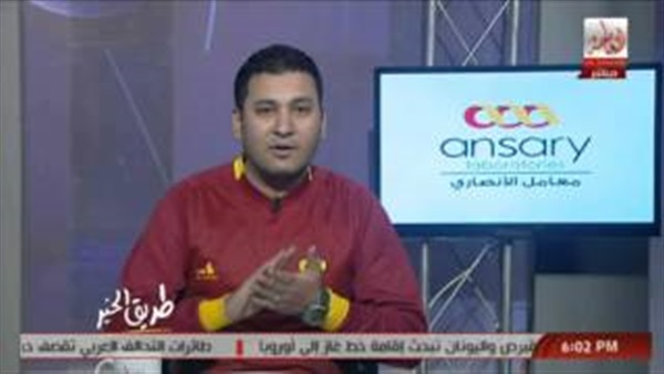 بالفيديو.. مذيع يرتدي تيشرت «صلاح» ويحذر مدرب روما من لعنة الفراعنة