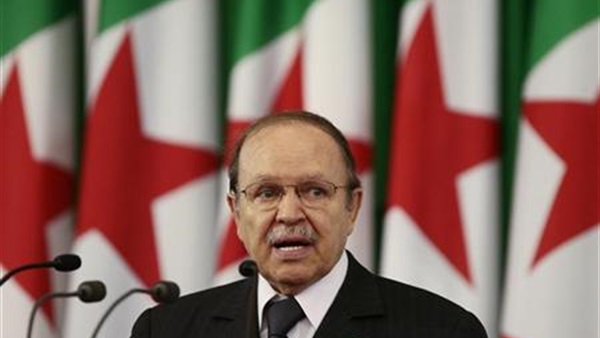 الرئيس الجزائري يدعو البرلمان للتصويت على الدستور الجديد