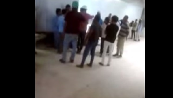 بالفيديو. مهندس مصري بالحرم المكي يضرب العمال  