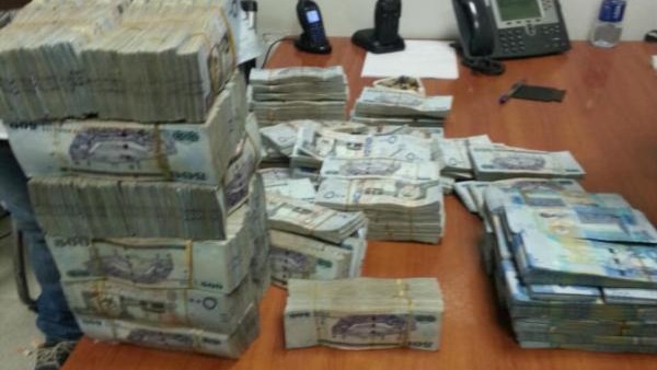 جمارك مطار برج العرب تحبط محاولة تهريب عملات أجنبية جمارك مطار برج العرب تحبط محاولة تهريب عملات أجنبية