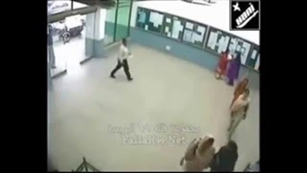 بالفيديو.. باب كهربائى يعرض باكستاني لموقف محرج 