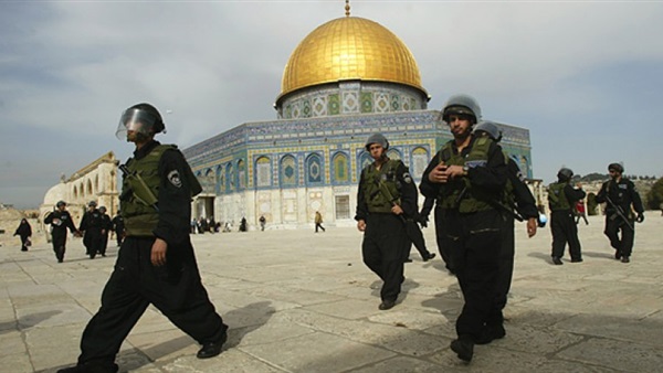 متطرفون يهود يقتحمون باحات المسجد الأقصى