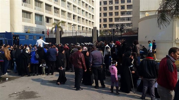 بالصور.. متضرري الإسكان ببورسعيد يقطعون شارع 23 يوليو