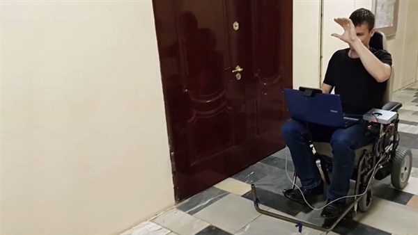 اختراع كرسي للمقعدين يتحكم فيه بقوة التفكير