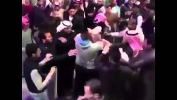بالفيديو.. شجار بالأيدى بين شباب بـ«الكويت» بالفيديو.. شجار بالأيدى بين شباب بـ«الكويت»