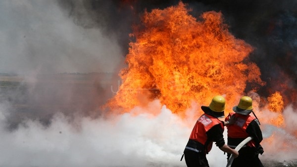 النيران تحاصر مستشفى بالأسكندرية..وفاة 4 أشخاص وإصابة 27 أخرين ..والحماية المدنية تدفع 10 سيارات إطفاء..رجال الأمن يخلون المستشفى بالكامل..والنيابة تفتح تحقيقات موسعة نحو الحريق