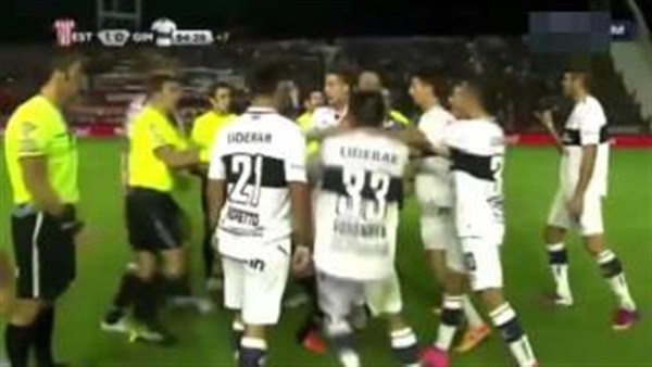 بالفيديو.. أعنف خناقة بين فريقين في تاريخ كرة القدم بالفيديو.. أعنف خناقة بين فريقين في تاريخ كرة القدم