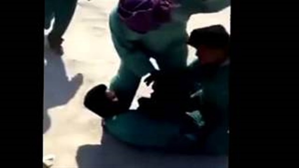 بالفيديو.. «خناقة» ساخنة بين عاملي نظافة بالفيديو.. «خناقة» ساخنة بين عاملي نظافة