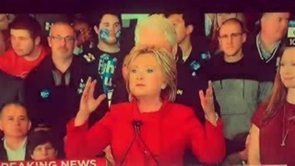 بالفيديو.. شاب يرقص بوجهه خلف «كلينتون»