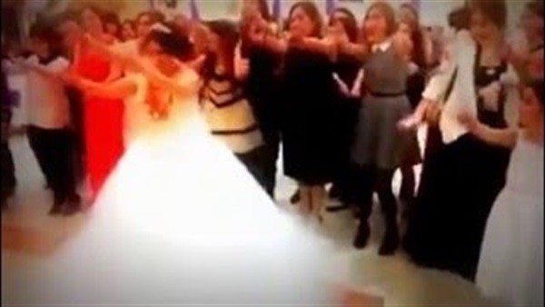 بالفيديو.. أقوى تحد في الرقص بين العريس والعروسة وأصدقائهما بالفيديو.. أقوى تحد في الرقص بين العريس والعروسة وأصدقائهما