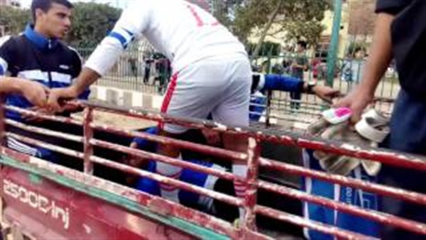 بالفيديو.. نقل مصابي دوري الشباب بـ «عربة المواشي» بالفيديو.. نقل مصابي دوري الشباب بـ «عربة المواشي»