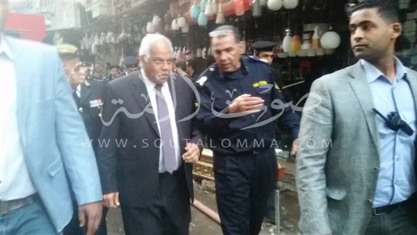 بالصور.. محافظ القاهرة يتفقد موقع حريق «العتبة» بالصور.. محافظ القاهرة يتفقد موقع حريق «العتبة»