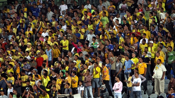 جماهير الإسماعيلي تحرق علم الأهلي جماهير الإسماعيلي تحرق علم الأهلي