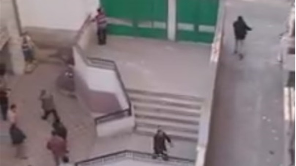 بالفيديو.. هروب جماعي لمدرسين من سور مدرسة بالزقازيق بالفيديو.. هروب جماعي لمدرسين من سور مدرسة بالزقازيق