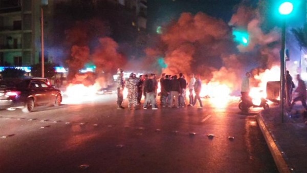 متطوعو الدفاع المدني بلبنان يقطعون طريقًا رئيسيًا متطوعو الدفاع المدني بلبنان يقطعون طريقًا رئيسيًا