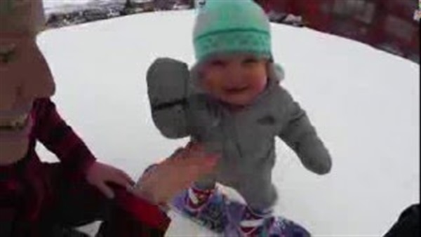 بالفيديو.. طفلة عمرها 14 شهرا تتزحلق على الجليد
