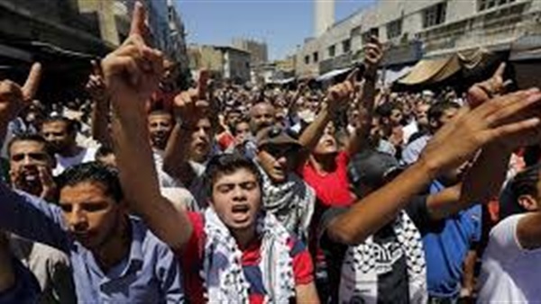 50 فلسطينياُ يواصلون احتجاجهم أمام مقر وكالة الهجرة السويدية مطالبين بحق اللجوء 