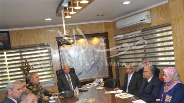 بالصور..«حجازي» يبحث كيفية تشغيل مصنعي تدوير القمامة بأسوان 