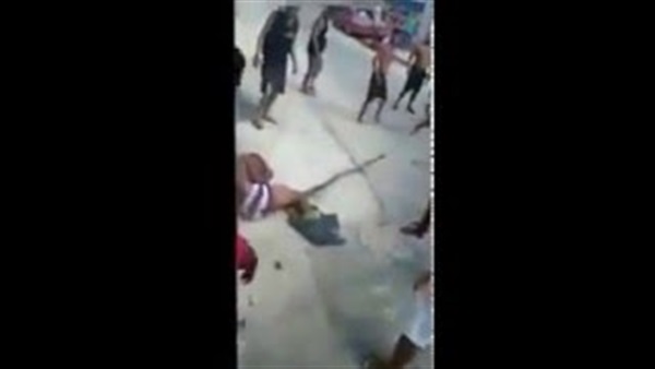 بالفيديو.. رجل تحرش بطفلة فكان هذا عقابه بالفيديو.. رجل تحرش بطفلة فكان هذا عقابه
