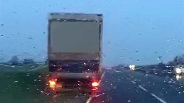 بالفيديو والصور.. الرياح تجبر شاحنة على السير «بعجلتين» بالفيديو والصور.. الرياح تجبر شاحنة على السير «بعجلتين»