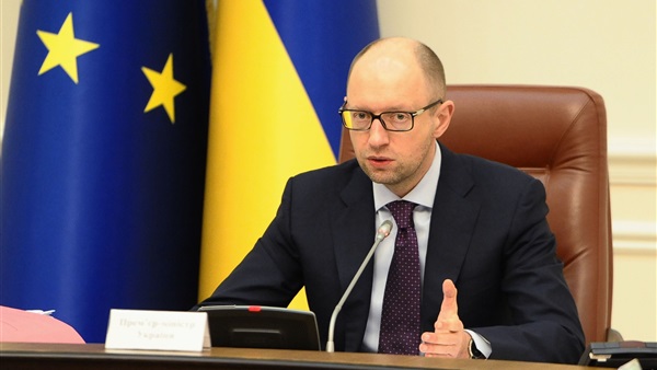 رئيس الوزراء الأوكراني يهدد بالاستقالة