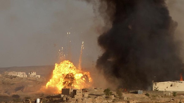 التحالف العربي يجدد القصف علي مواقع الحوثيين التحالف العربي يجدد القصف علي مواقع الحوثيين