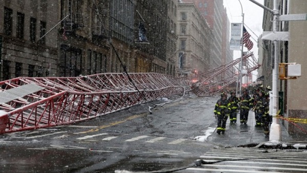 مصرع شخص وجرح 3 آخرين في حادث سقوط رافعة بـ«نيويورك»