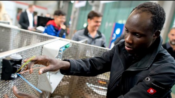 ألمانيا: برنامج تدريبي لتوفير 10 آلاف فرصة عمل للاجئين
